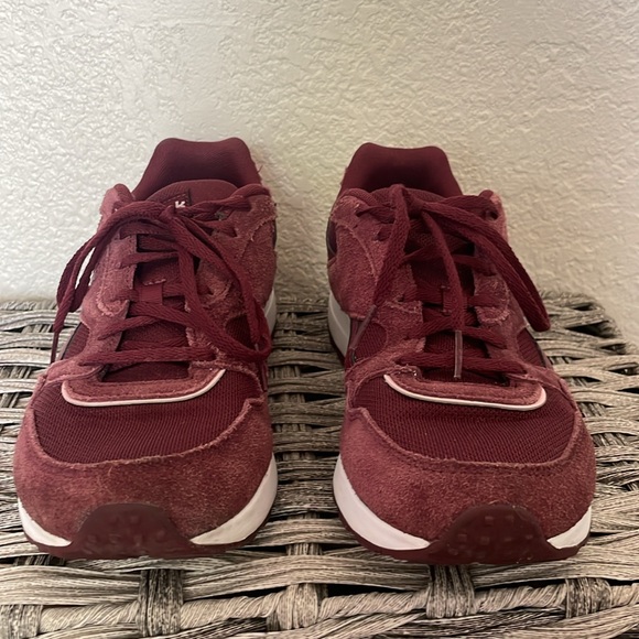 Burgundy suede shoes Reebok womens size 8 1/2 or mens 7 great condition - Picture 2 of 14